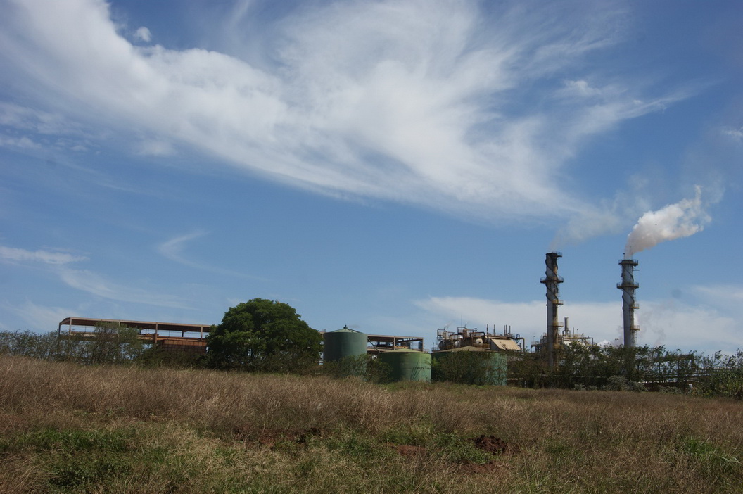 Usina de açúcar e etanol com chaminés soltando vapor