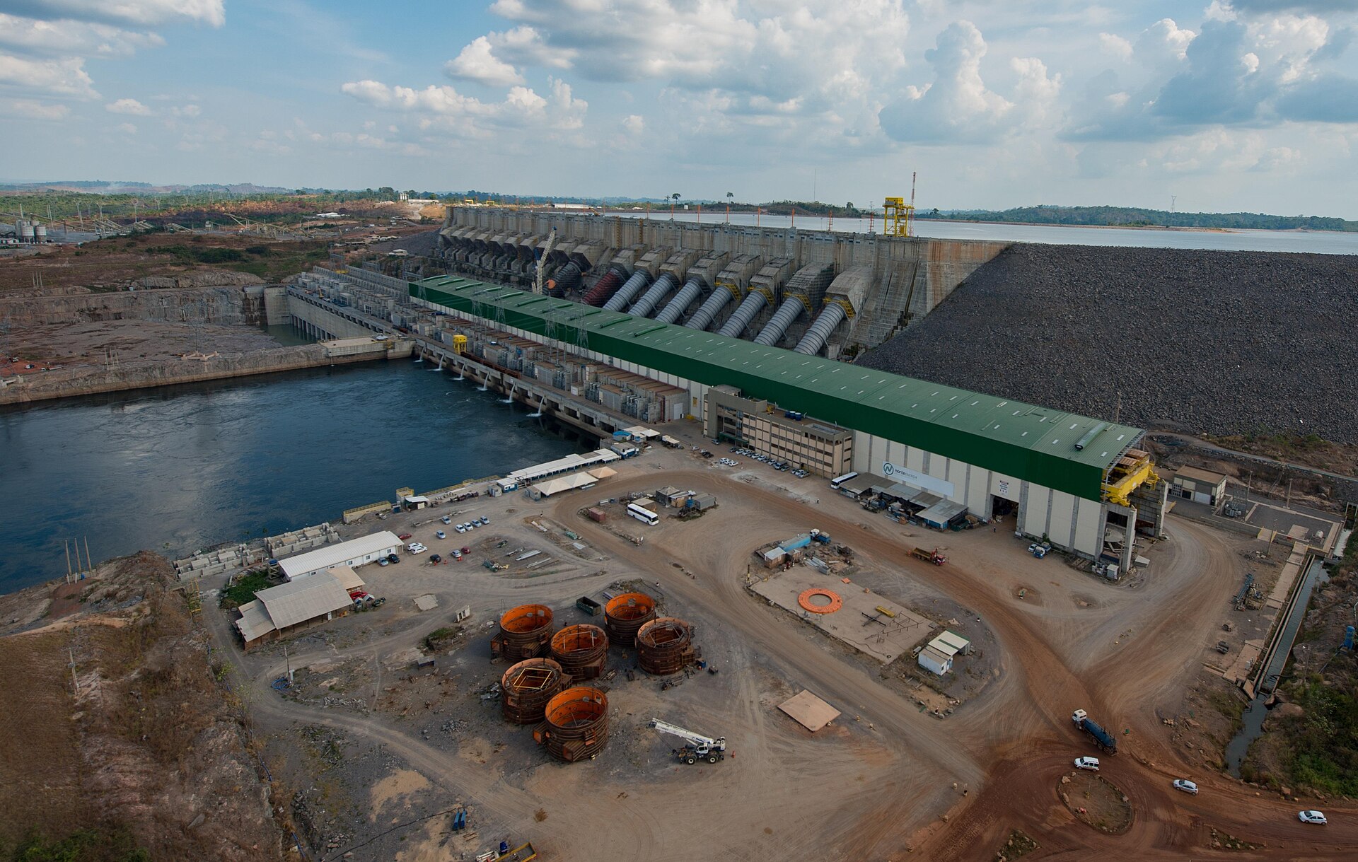 Barragem da usina de Belo Monte no rio Xingu, cercada de floresta