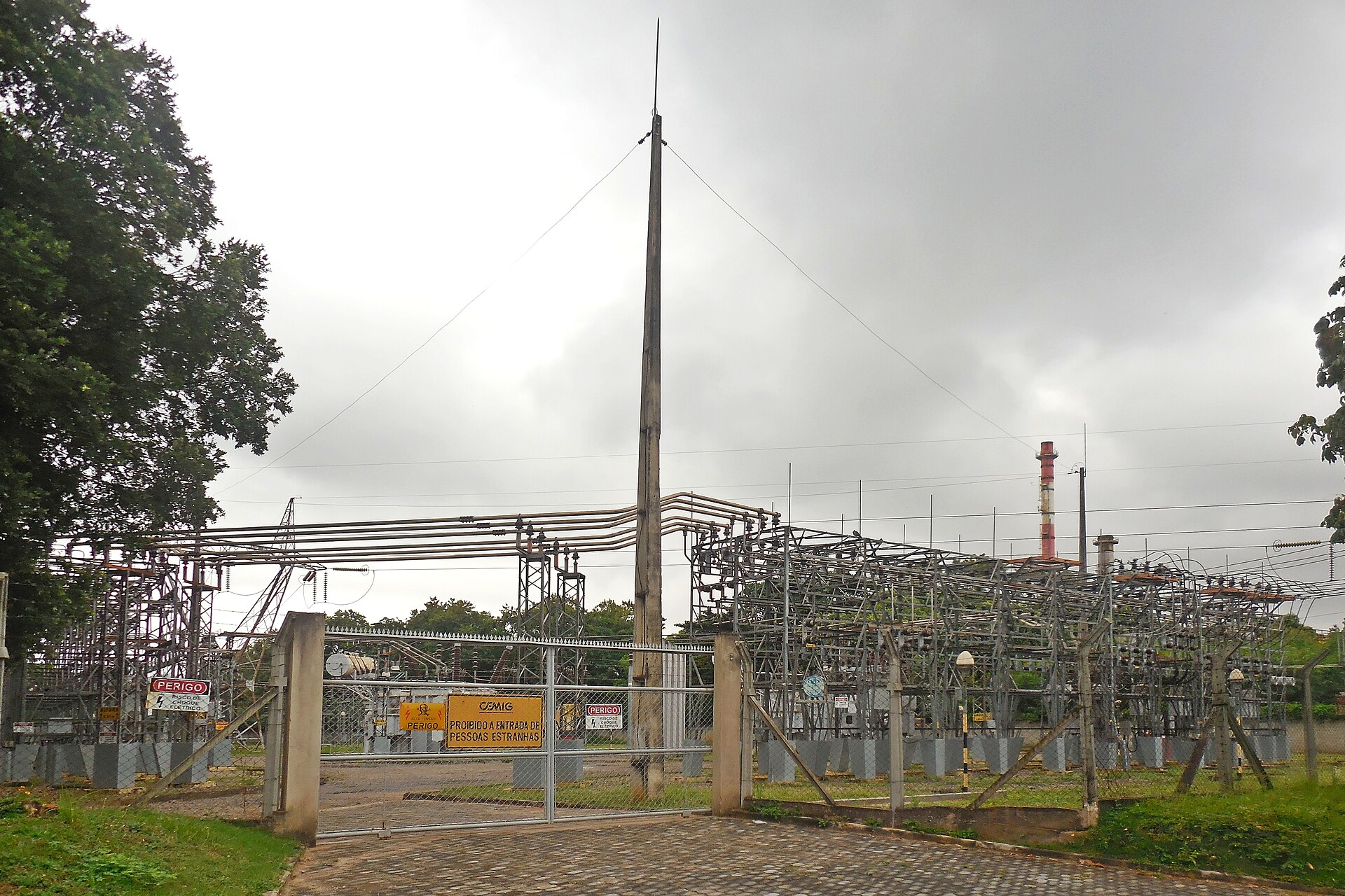 Subestação de energia, com estruturas metálicas e equipamentos elétricos