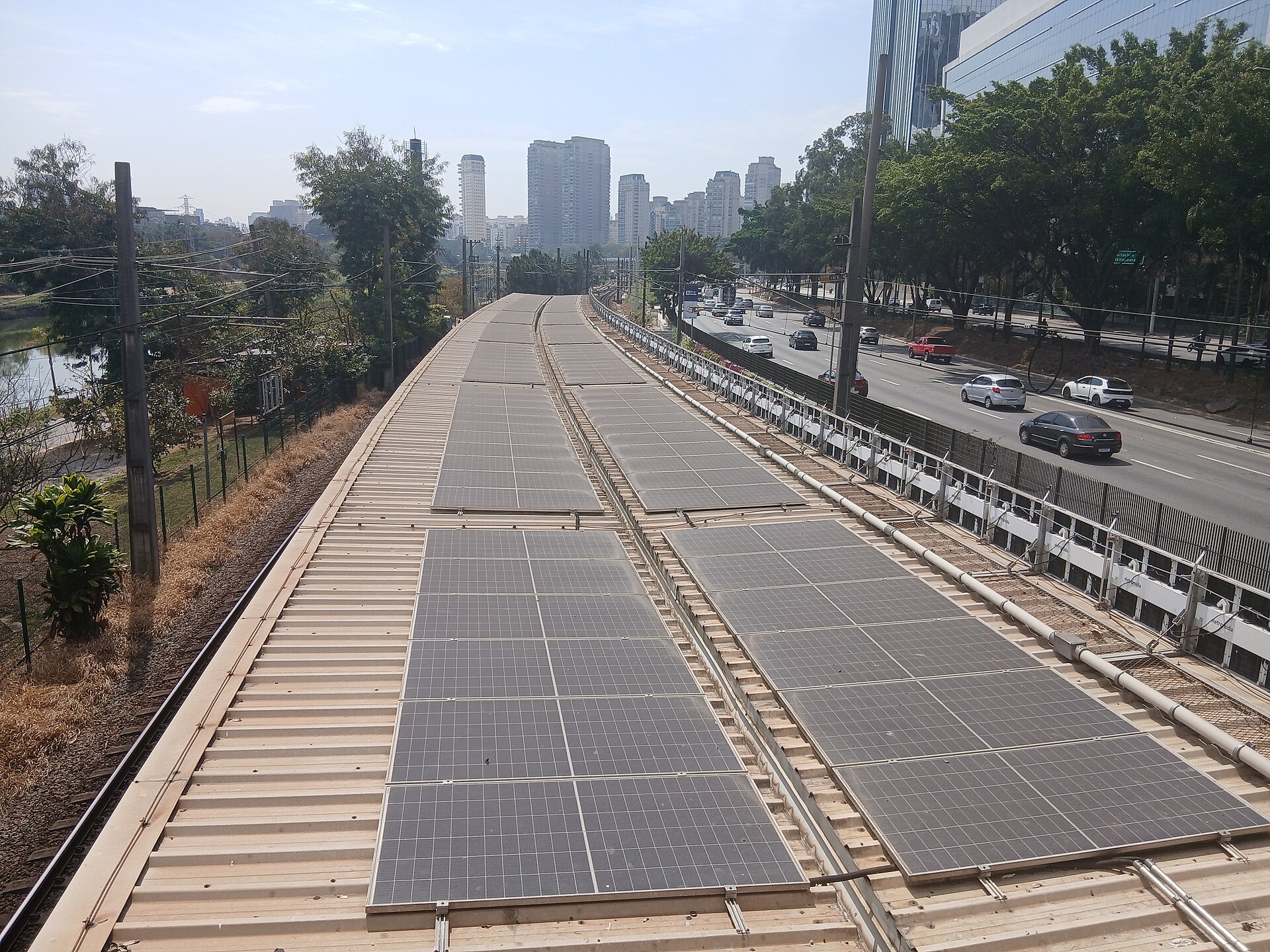 Painéis solares sobre o telhado de uma estação de trem em São Paulo